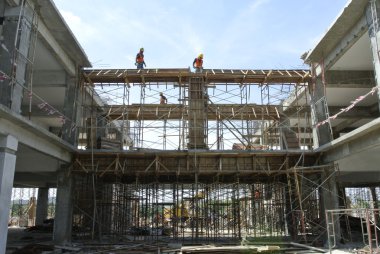 İnşaat İşçileri ışın kalıp yükleme