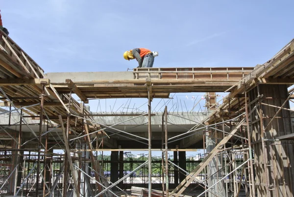 Trabajadores de la construcción Instalación de encofrado de viga —  Fotos de Stock
