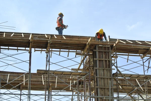 建設労働者の梁型枠の取り付け — ストック写真