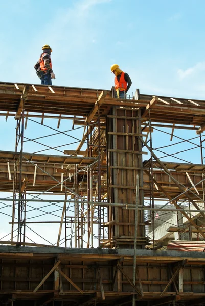 Werknemers in de bouw installeren Beam bekisting — Stockfoto