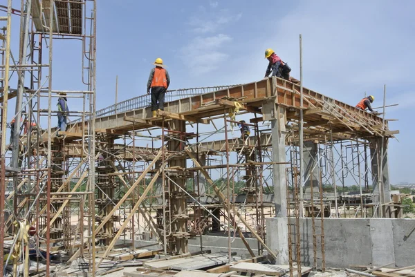 Işın takviye çubuğu imalatı inşaat işçileri — Stok fotoğraf