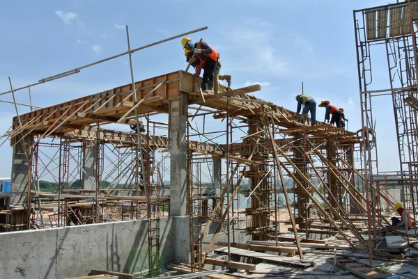 Trabajadores de la construcción Instalación de encofrado de viga — Foto de Stock