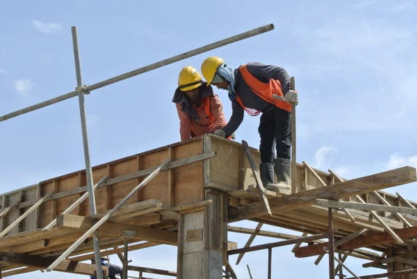 Construction Workers Installing Beam Formwork — Stock Photo, Image