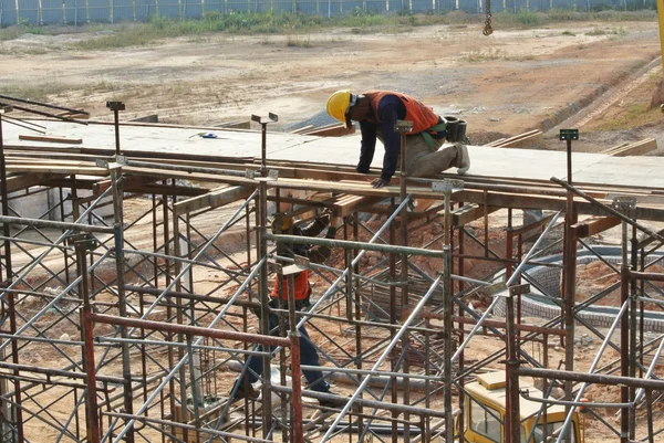 建設労働者の梁型枠の取り付け — ストック写真