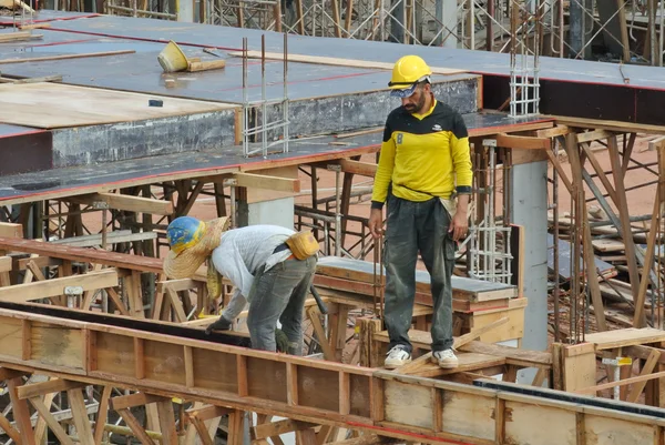 Építőipari munkások gerenda zsaluzat telepítése — Stock Fotó