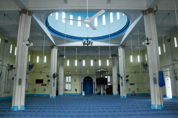 Интерьер мечети Джамек Бандар Мерсинг — стоковое фото