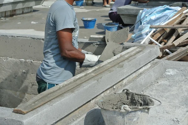 Lavagens de seixos por trabalhadores da construção — Fotografia de Stock