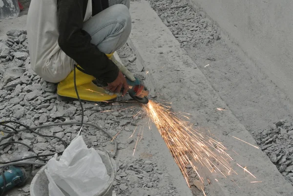 Trabalhadores da construção superfície de moagem de metal — Fotografia de Stock