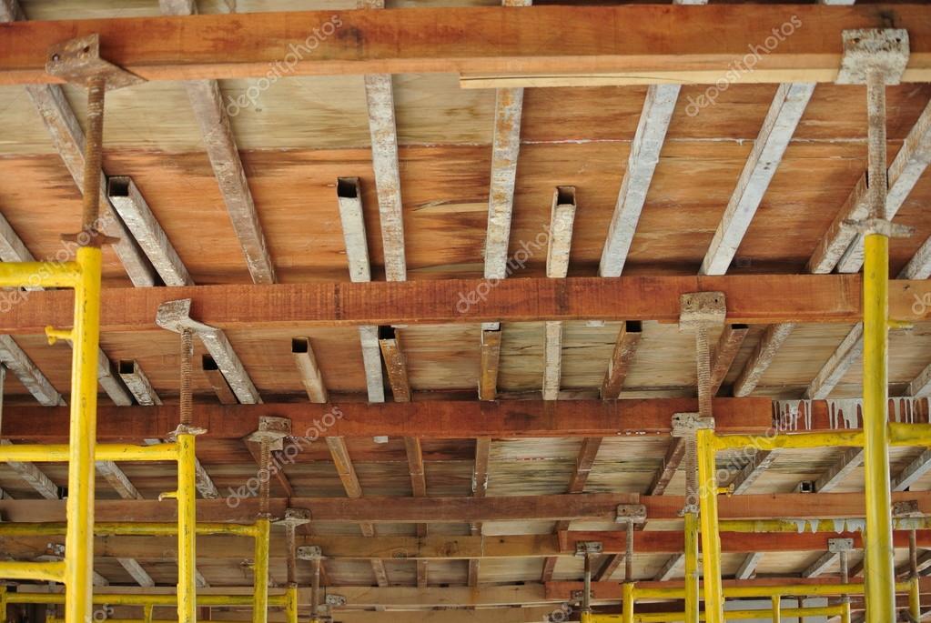 Reihe von Gerüststützen Deckenschalung — Stockfoto © Aisyaqilumar #70598373