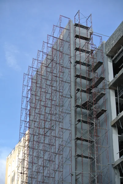 Andamios erigidos en la pared exterior del edificio — Foto de Stock