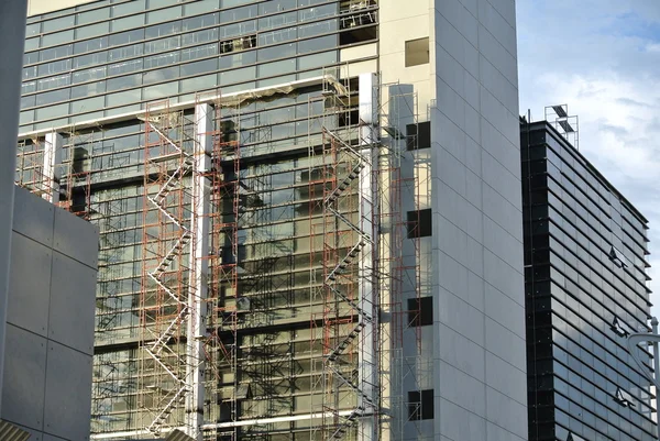 Scaffolding erected at the external wall of the building — Stock Photo, Image