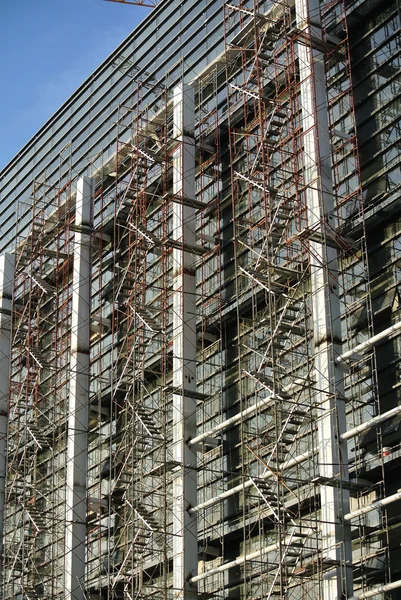 Scaffolding erected at the external wall of the building — Stock Photo, Image