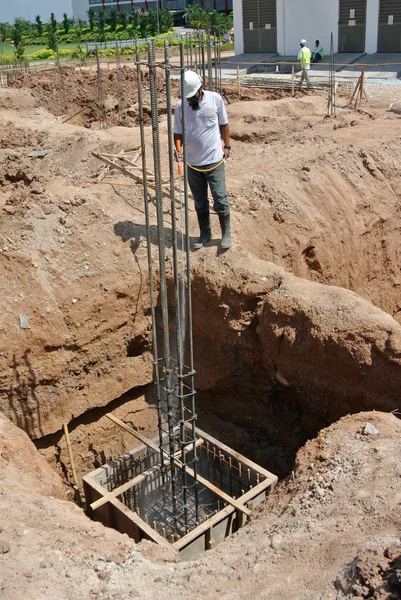 Trabajadores de la construcción raspando el tratamiento antitermitas a la tapa de la pila — Foto de Stock