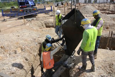 Grup inşaat işçileri kazık kap döküm
