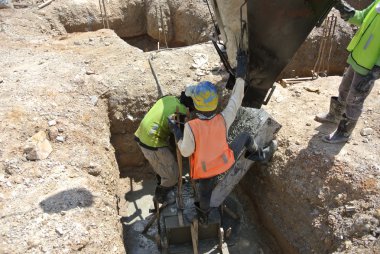 Grup inşaat işçileri kazık kap döküm