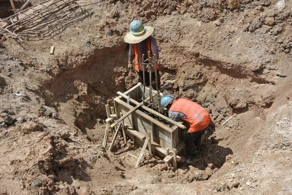 Trabalhadores da construção civil que instalam cofragem — Fotografia de Stock