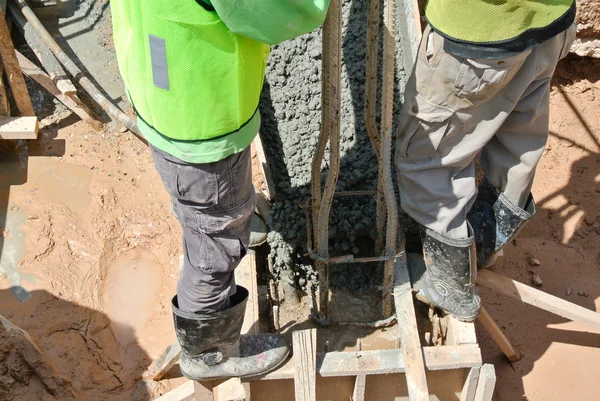 Grupo de trabalhadores da construção carcaça bloco — Fotografia de Stock