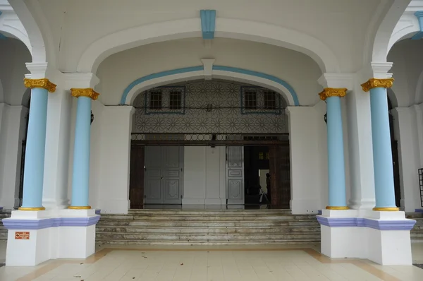 Главный вход мечети Султана Ибрагима Джамека в Муаре, Джохор — стоковое фото