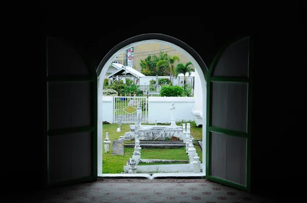 Vecchio cimitero presso la Moschea Abidin a Kuala Terengganu, Malesia — Foto Stock