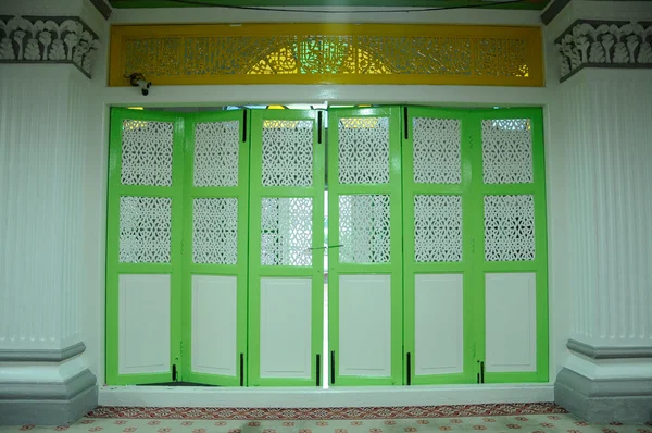 Porte pliante traditionnelle en bois à la mosquée Abidin à Kuala Terengganu, Malaisie — Photo