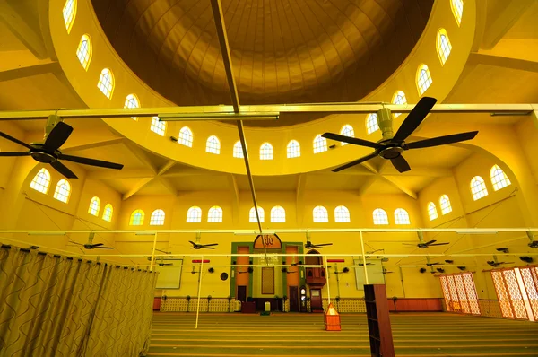 Wnętrze meczetu Nilai Putra w Nilai, Negeri Sembilan, Malezja — Zdjęcie stockowe