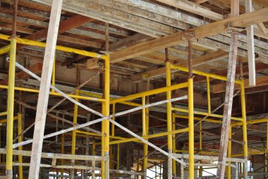 Döşeme kalıp desteklemek için inşa edilen iskele