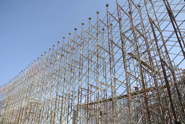 Andaimes erguidos para apoiar a cofragem do edifício e também funcionam como a plataforma para os trabalhadores da construção de pé . — Fotografia de Stock