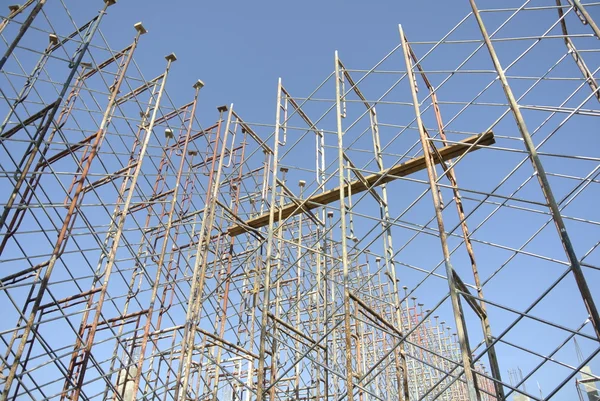 Gerüste, die zur Stützung der Bauschalung errichtet wurden und auch als Plattform für Bauarbeiter dienen, die stehen. — Stockfoto