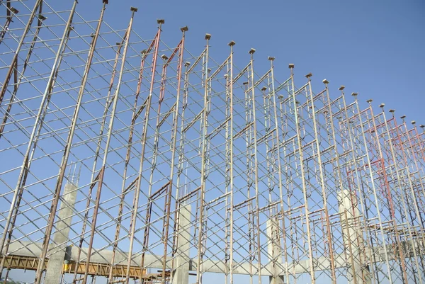 Lešení postavený na podporu stavební bednění, ale i funkci jako platforma pro stavební dělníky, stojící. — Stock fotografie