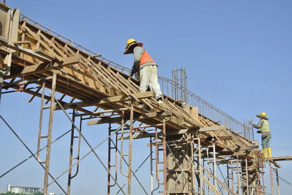 Trabajadores de la construcción Instalación de encofrado de viga y la barra de refuerzo — Foto de Stock