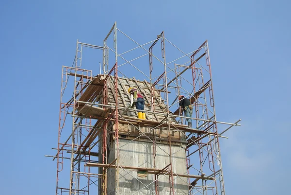 Scaffolding erected at the external wall of the building — Stock Photo, Image
