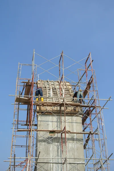 Steiger gebouwd op de buitenmuur van het gebouw — Stockfoto