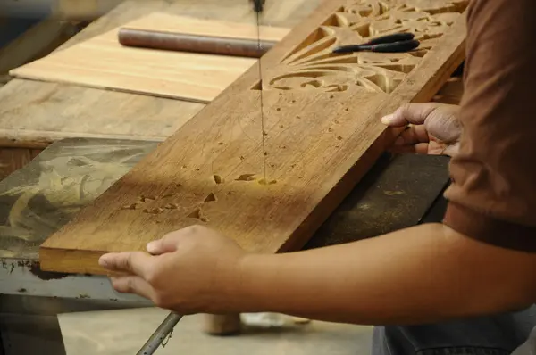 Artisan qualifié qui sculpte le bois selon la méthode traditionnelle — Photo