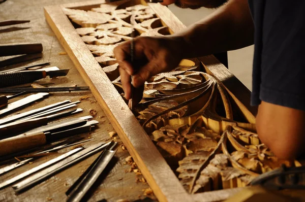 Artesano experto haciendo tallado en madera usando el método tradicional —  Fotos de Stock