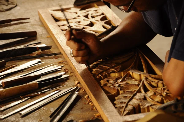 Skilled craftsman doing wood carving using traditional method — Stock Photo, Image