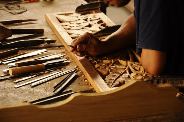 Artesano experto haciendo tallado en madera usando el método tradicional —  Fotos de Stock