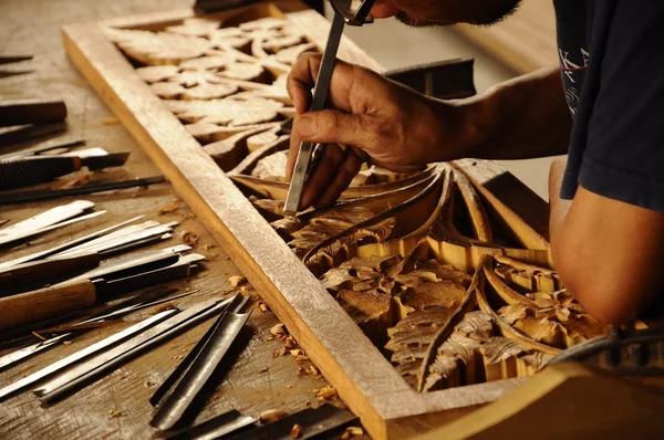 Skilled craftsman doing wood carving using traditional method — Stock Photo, Image