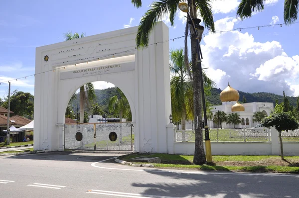 Makam Diraja Seri Menanti położony jest obok meczetu Masjid Diraja Tuanku Munawir. — Zdjęcie stockowe