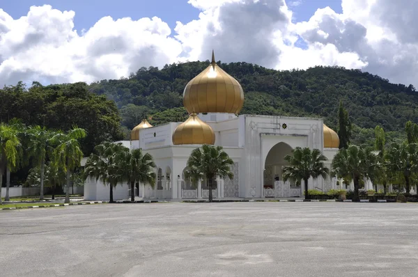 Μακάμ Κέλαμπ Ντιράγια Seri Menanti δίπλα το Masjid Κέλαμπ Ντιράγια Tuanku Munawir. — Φωτογραφία Αρχείου