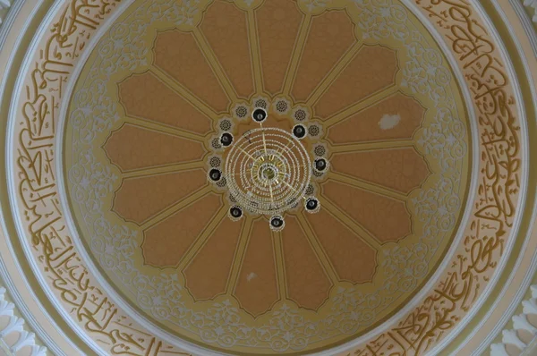 マスジッド Diraja トゥアンク Munawir の内側のドーム. — ストック写真