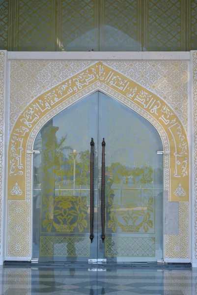 Главная дверь Хрустальной мечети в Теренггану, Малайзия — стоковое фото