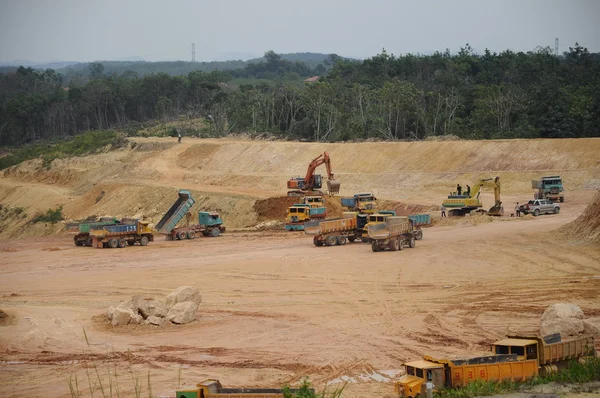Groupe de camions de construction utilisé pour transporter le sol excavé — Photo