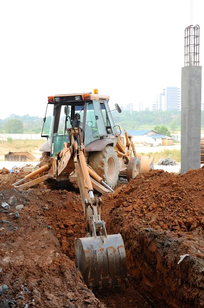 Retroexcavadora utilizada para trabajos de tierra en el sitio de construcción —  Fotos de Stock