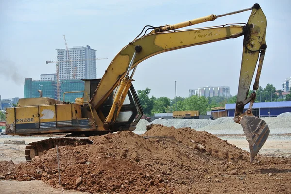 Máquina de excavadora utilizada para trabajos de tierra en el sitio de construcción — Foto de Stock