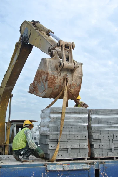 Máquina de excavadora utilizada para levantar cargas pesadas — Foto de Stock