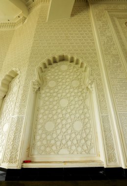 Sultan Ismail Havaalanı Camii - Senai Havaalanı, geometrik desenli duvar bitirmek