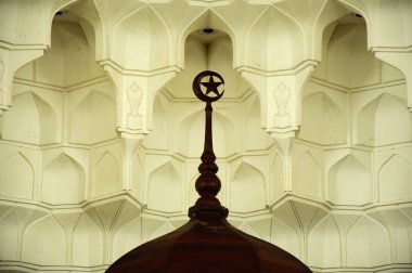 Mukarnas ve Sultan Ismail Havaalanı cami - Senai Airport de ahşap Hilal