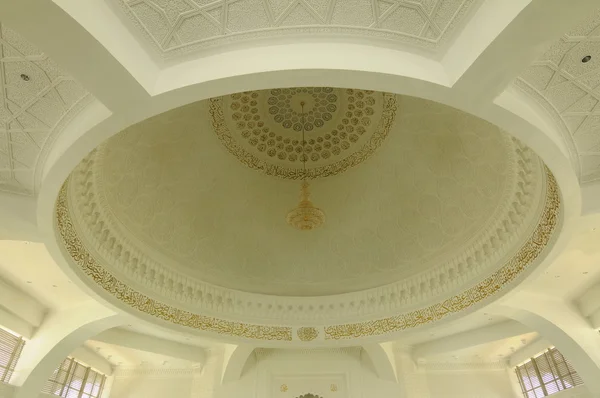 Interior de la mezquita del aeropuerto Sultan Ismail en el aeropuerto de Senai en Malasia — Foto de Stock