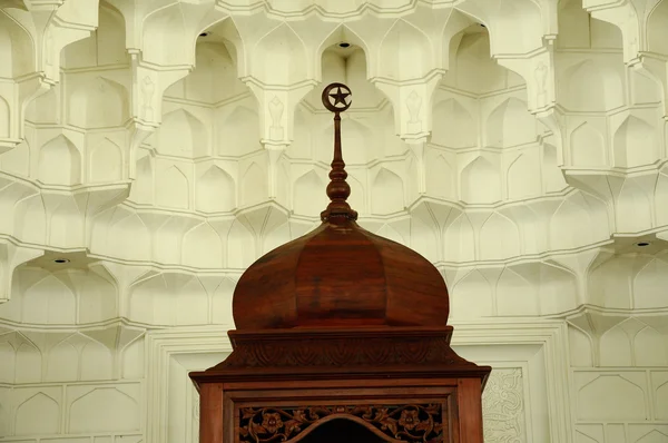 Muqarnas y media luna de madera en la mezquita del aeropuerto Sultan Ismail - Aeropuerto de Senai — Foto de Stock