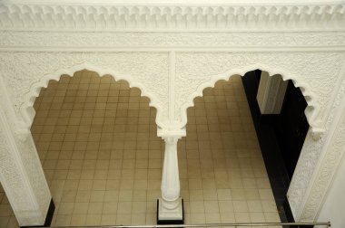 Sultan Ismail Havaalanı Camii - Senai Havaalanı, geometrik desenli duvar bitirmek